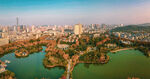 城市湖畔风光全景图