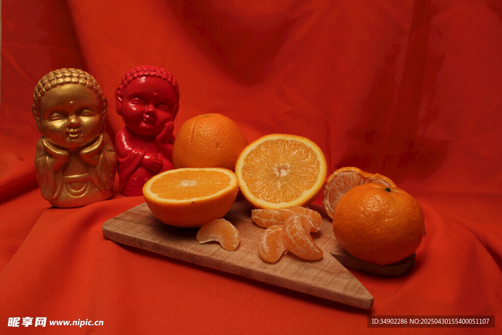 红布上的柑橘与吉祥摆件