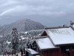 雪覆古村与远山美景