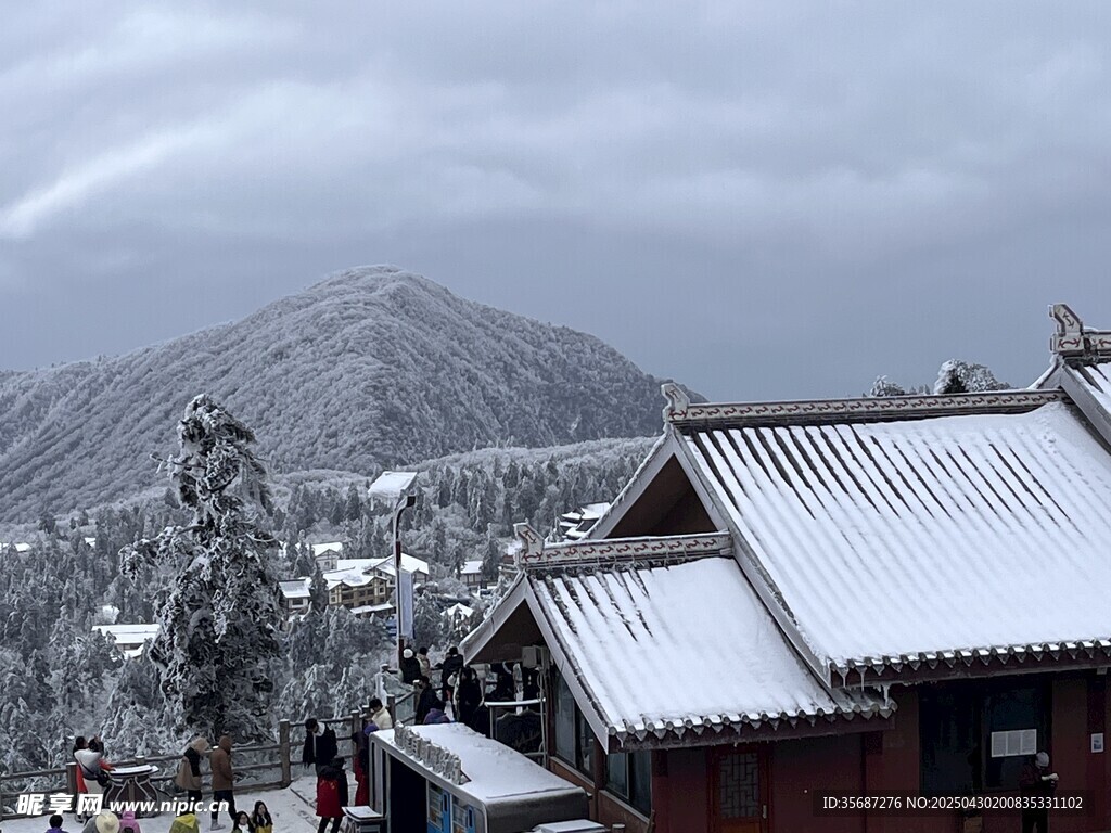 雪覆古村与远山美景