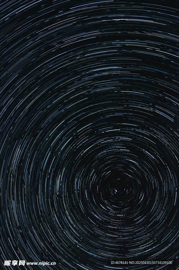 星轨环绕的深邃夜空