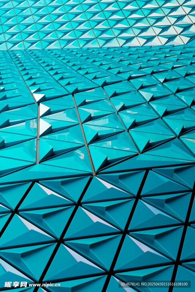 蓝色几何结构建筑外观