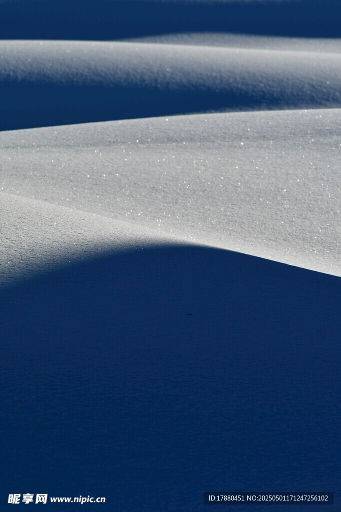 沙漠雪影