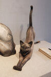 伸展的猫咪雕塑