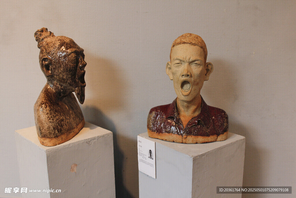 两尊独特的人物雕塑作品