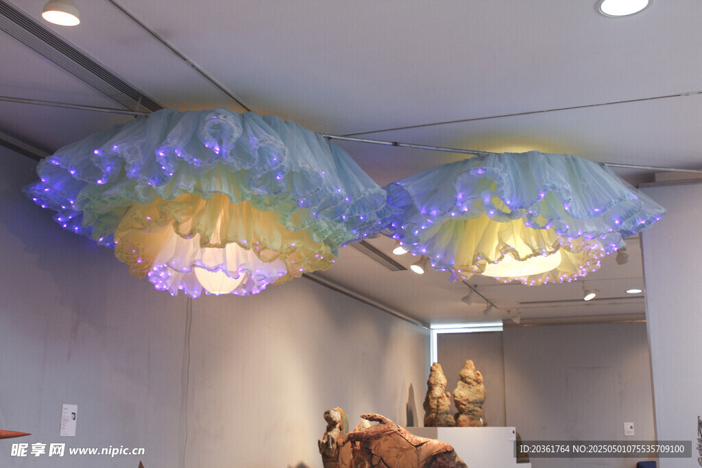 梦幻花朵造型吊灯室内展示