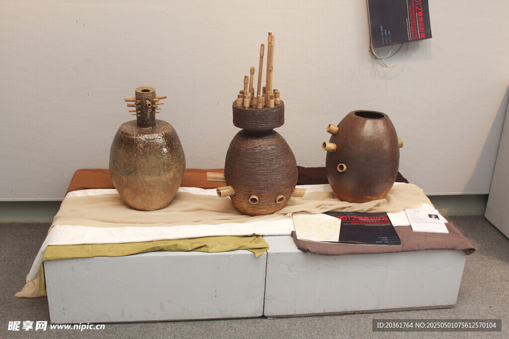 古朴铜器展示于台面上