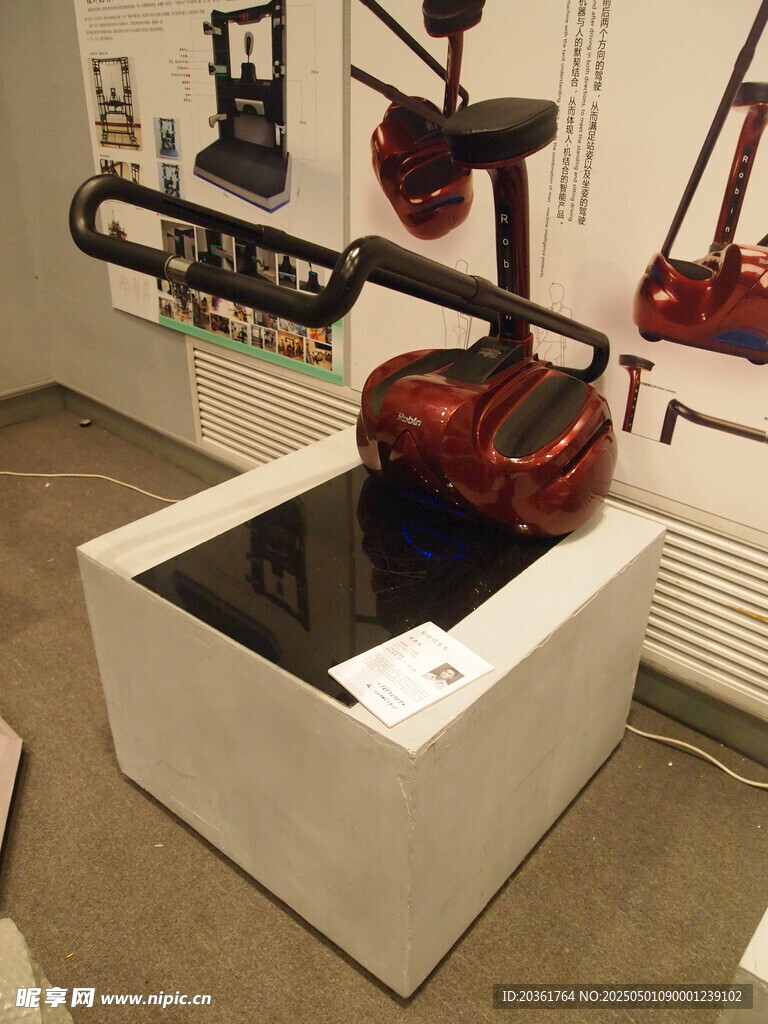 展示台中的复古机械装置