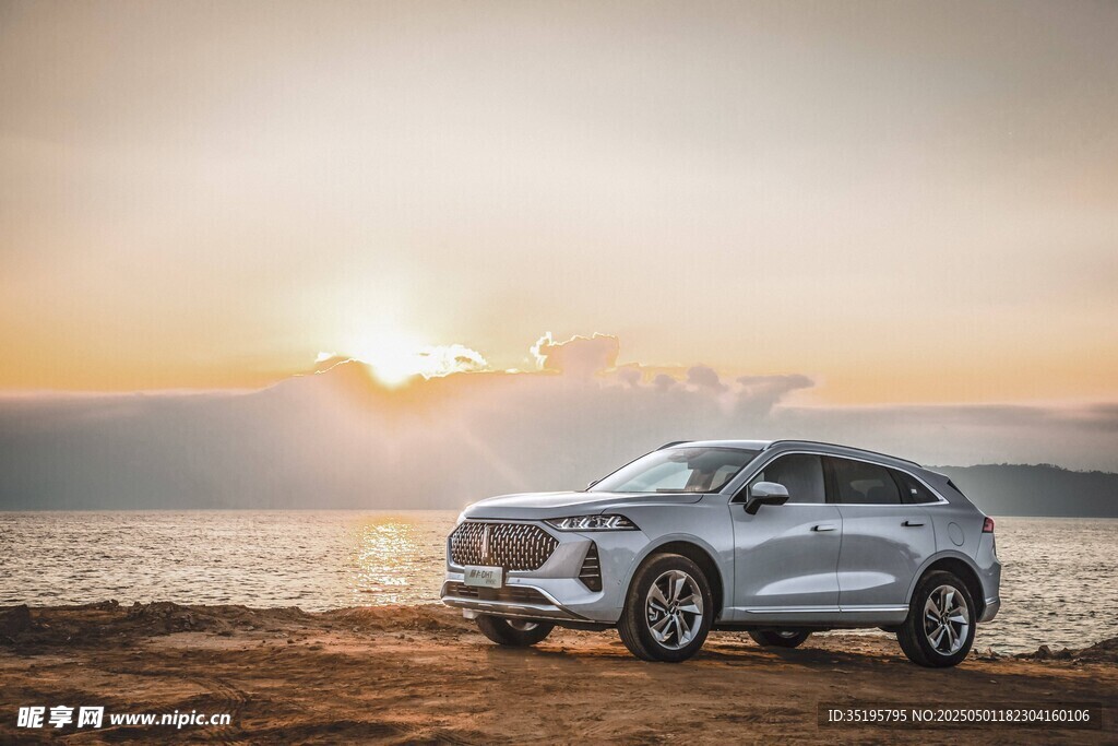 夕阳下的海边银色SUV