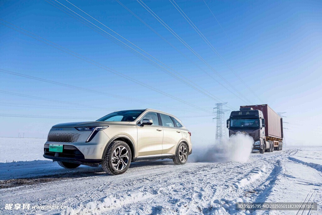 雪地中行驶的汽车与货车