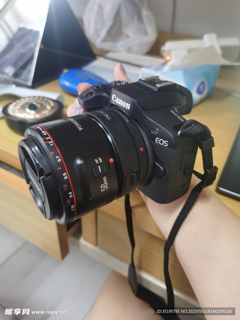 手持专业相机镜头特写
