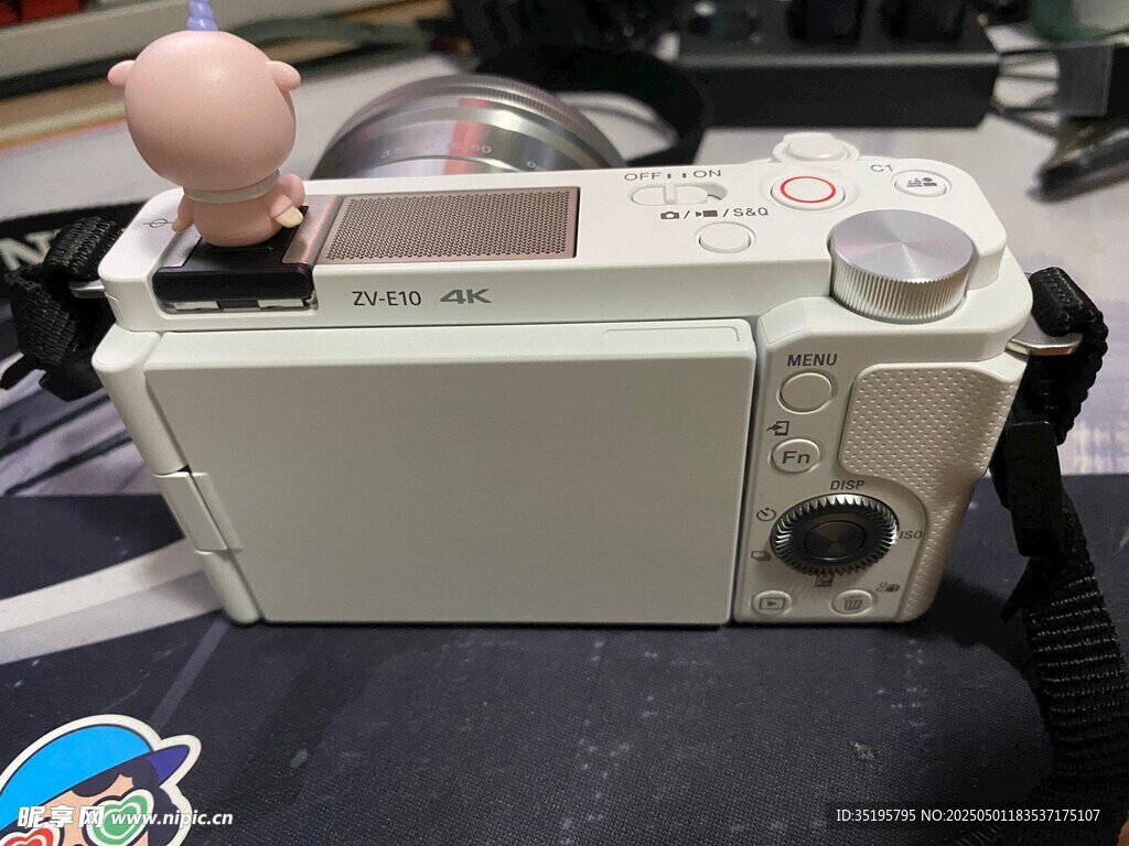 复古收音机上的小玩偶