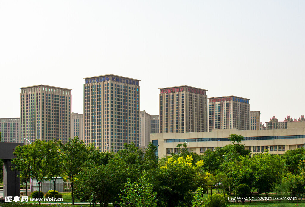 城市高楼与绿树景观