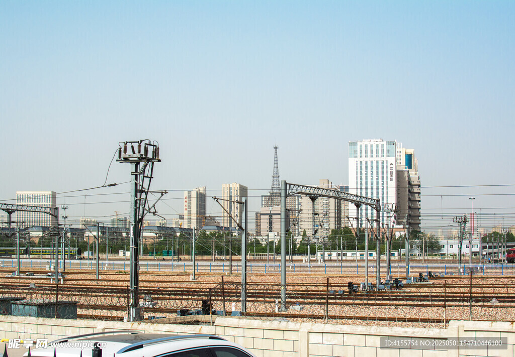 城市铁轨旁的现代建筑景观