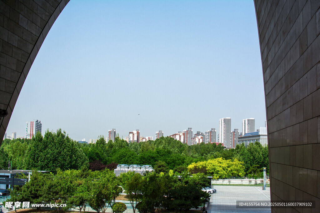 透过拱门看城市景观