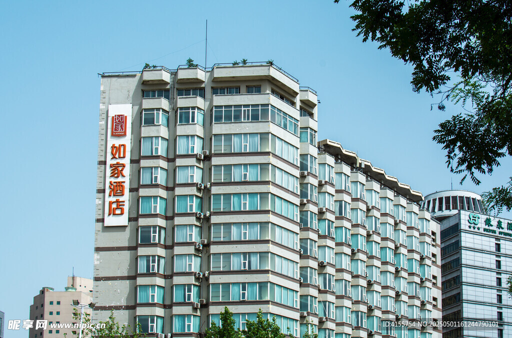 城市中的高楼酒店建筑