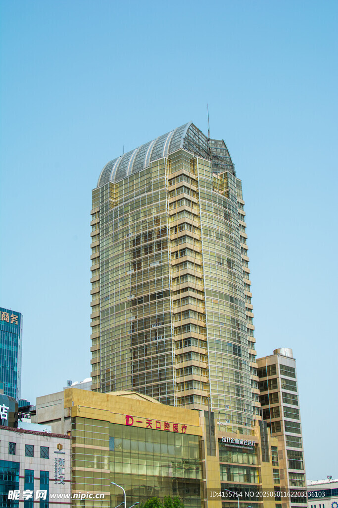 城市中的高耸现代建筑