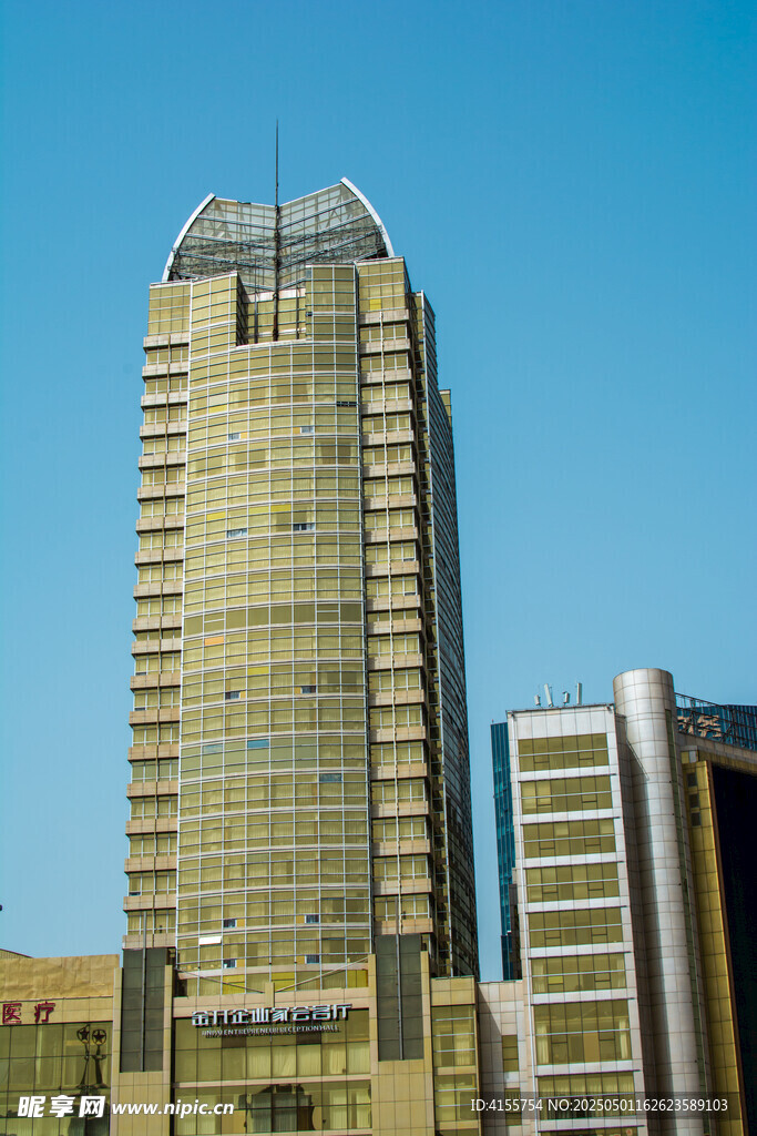 城市中的高耸现代建筑