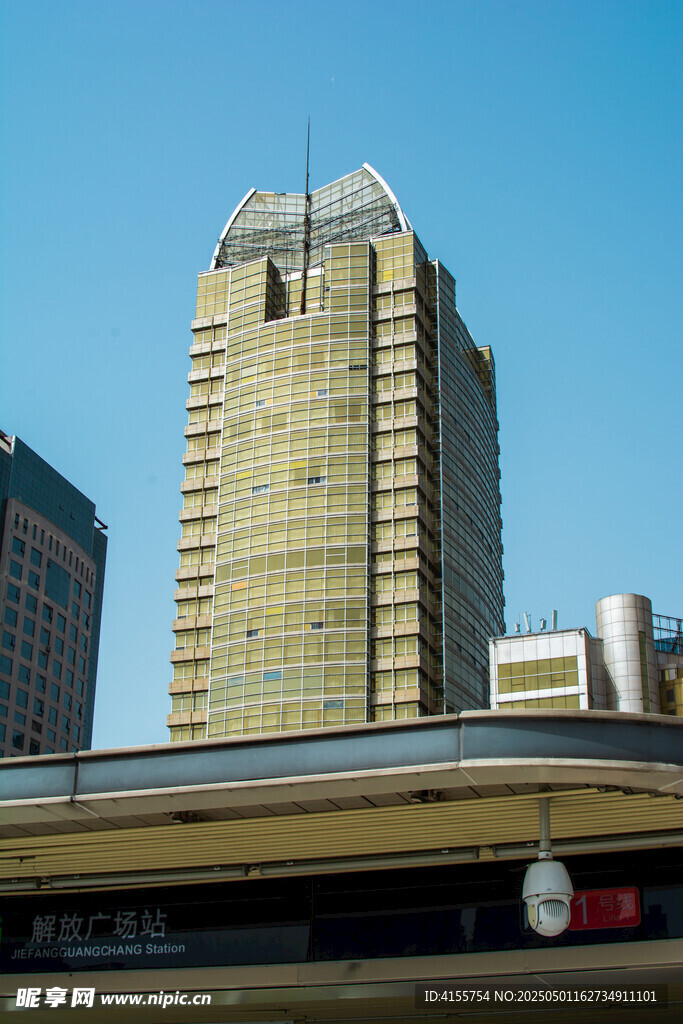 城市中的高耸现代建筑
