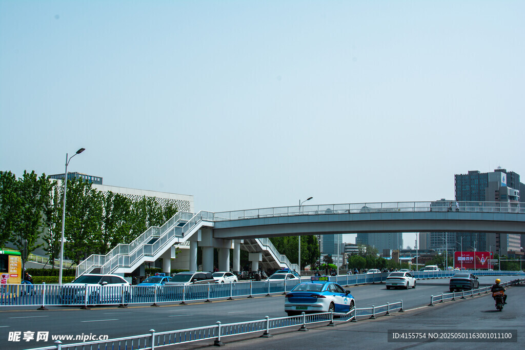 城市过街天桥及周边景象