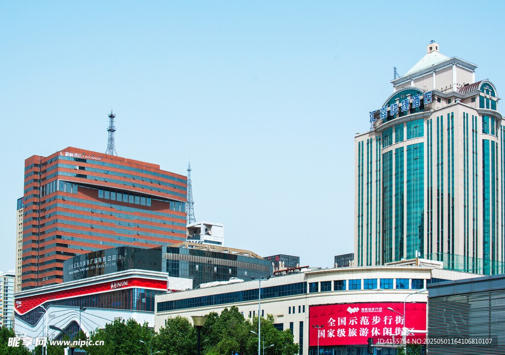 城市中的现代化高楼建筑