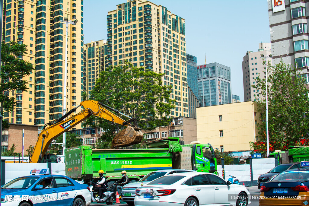 城市施工场景中的挖掘机