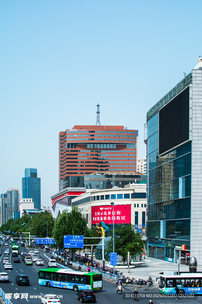 城市繁忙街道景象