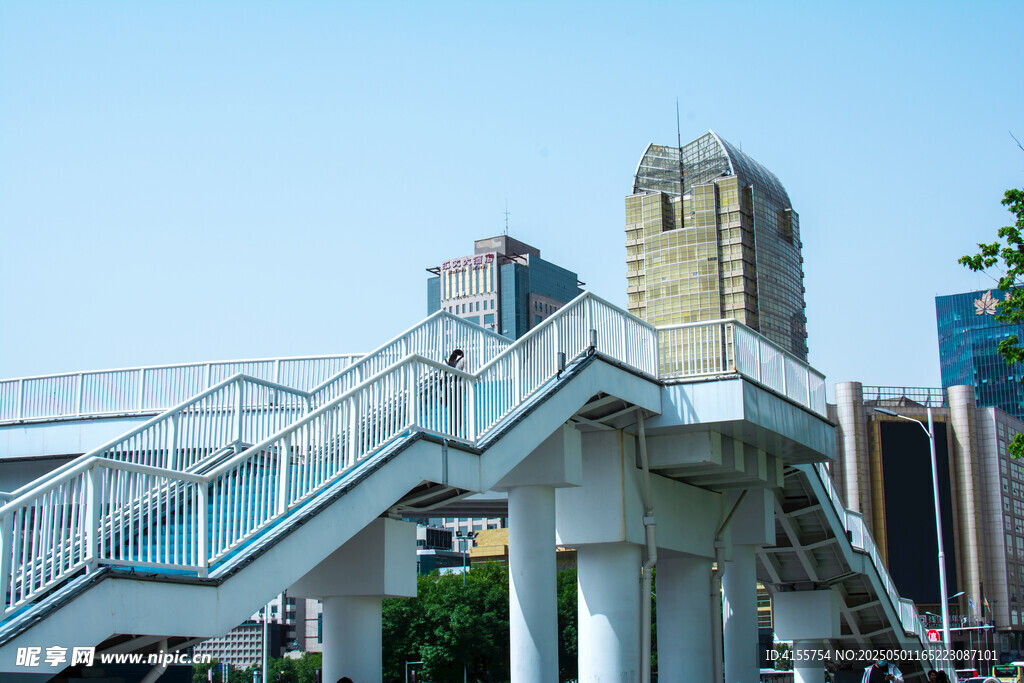城市中的现代人行天桥景观
