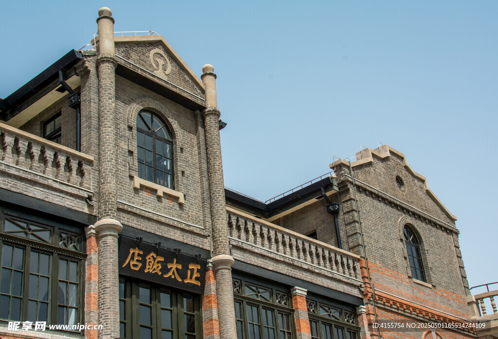 复古风格两层商铺建筑