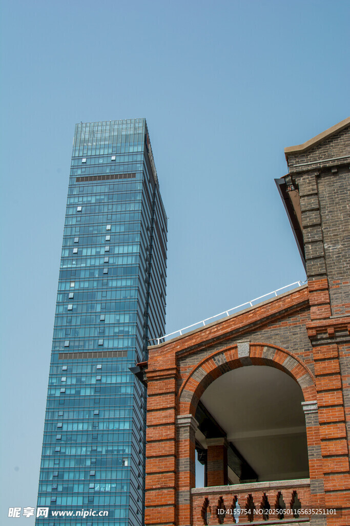 现代高楼与古典建筑相映
