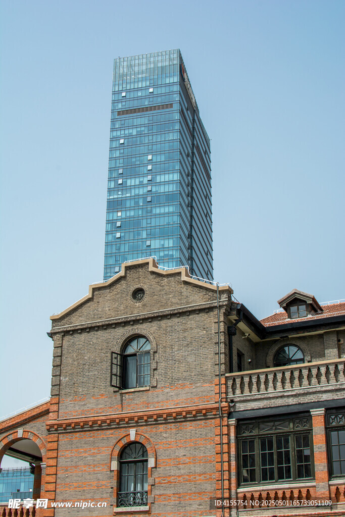 现代高楼与传统建筑相映