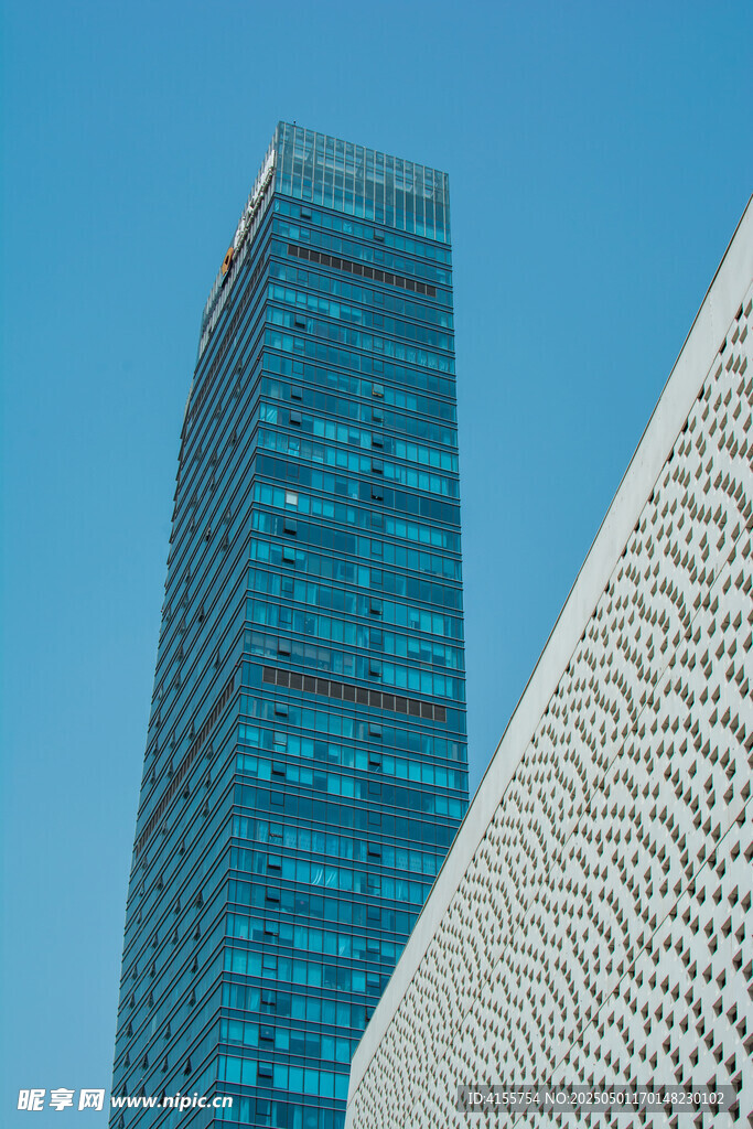 现代高楼与纹理墙面景观