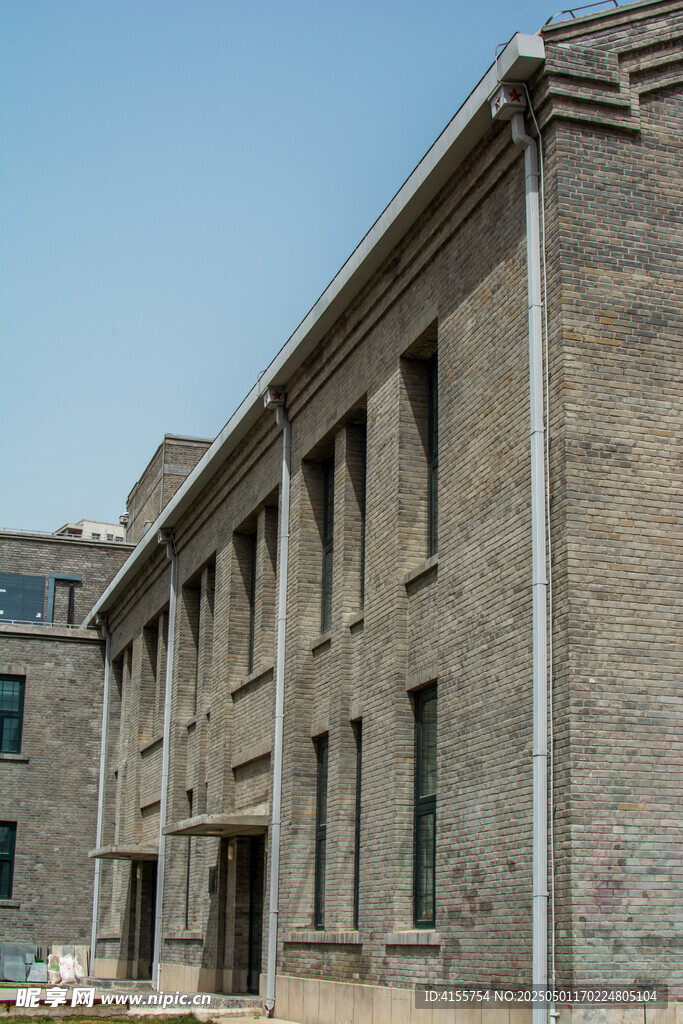 老旧民国灰色建筑外观景象