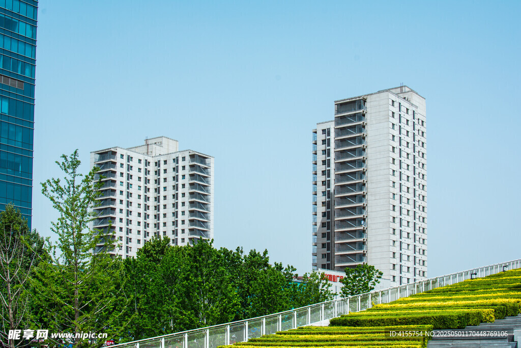 城市高楼与绿植景观