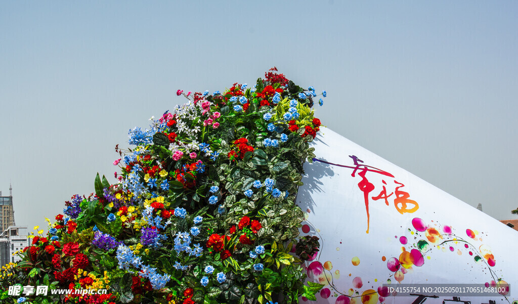 多彩花卉装饰的白色建筑