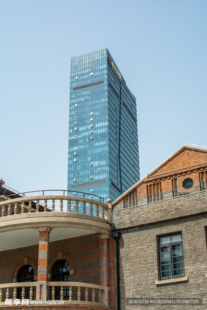 现代高楼与传统建筑相映