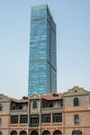 现代高楼与古典建筑相映