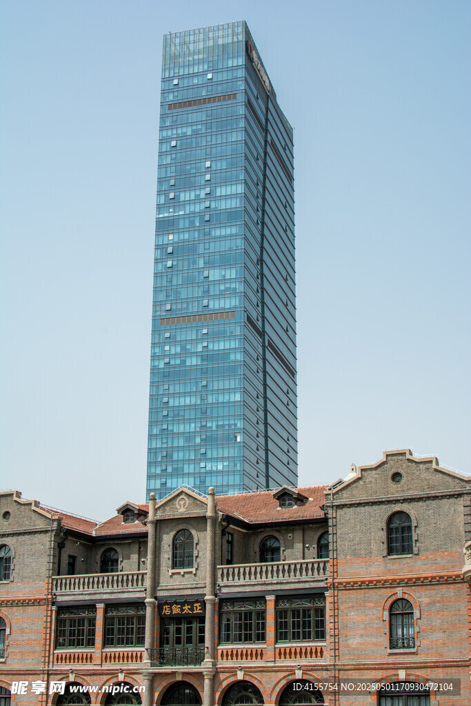 现代高楼与古典建筑相映