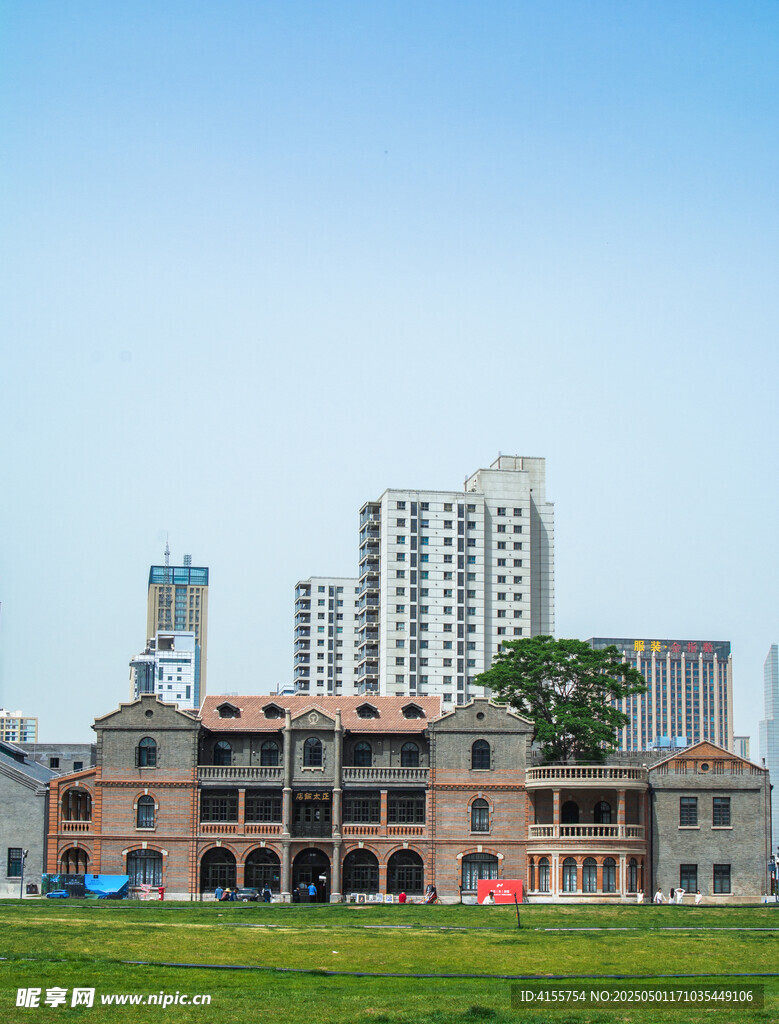 城市中低矮建筑与高楼景观