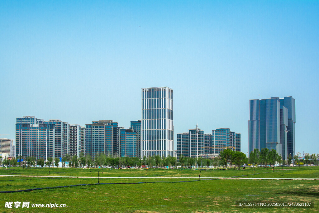 城市绿地旁的现代高楼群