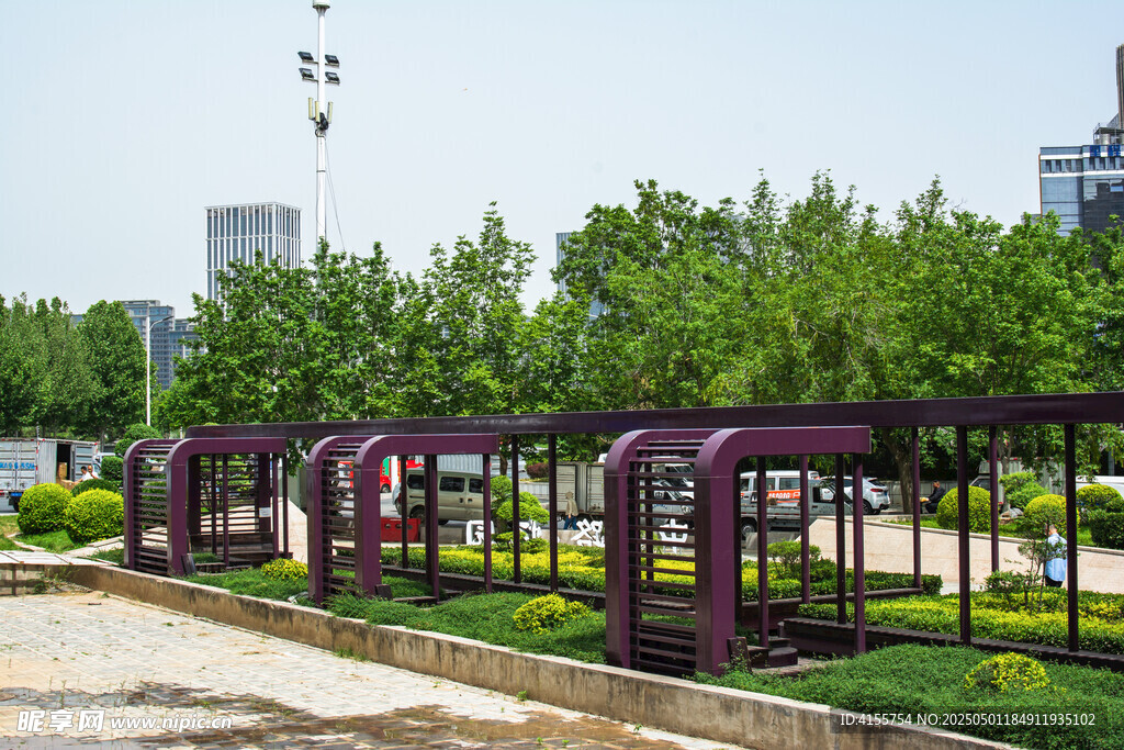 城市公园中的紫色廊架景观