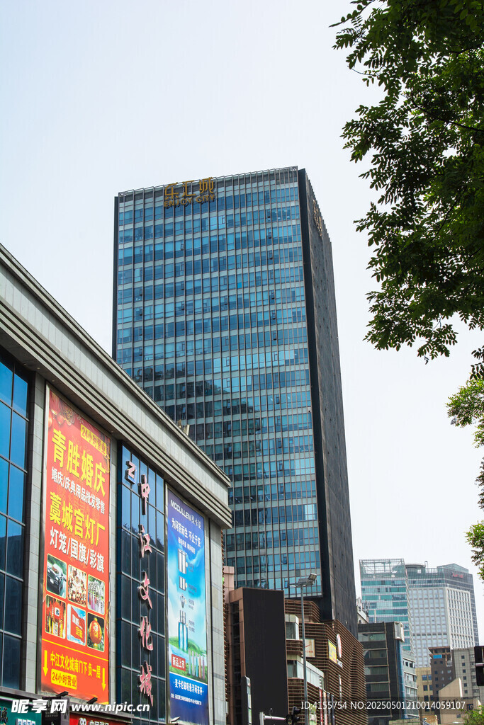 都市街景中的摩天大楼