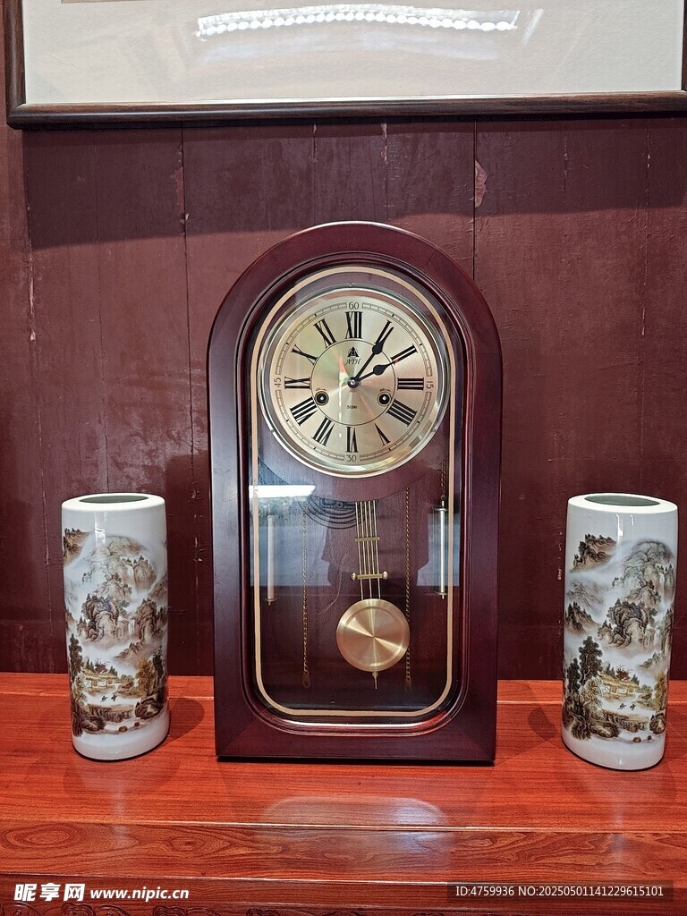 复古座钟搭配精美花瓶