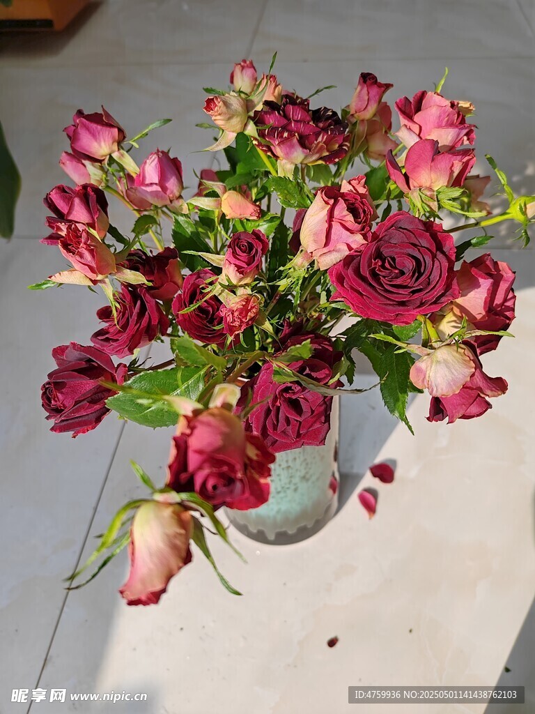 花瓶中的多彩玫瑰花束