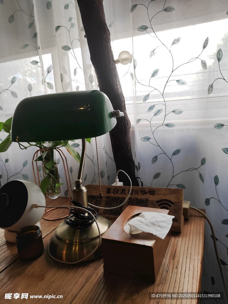 复古书桌一角的静谧时光