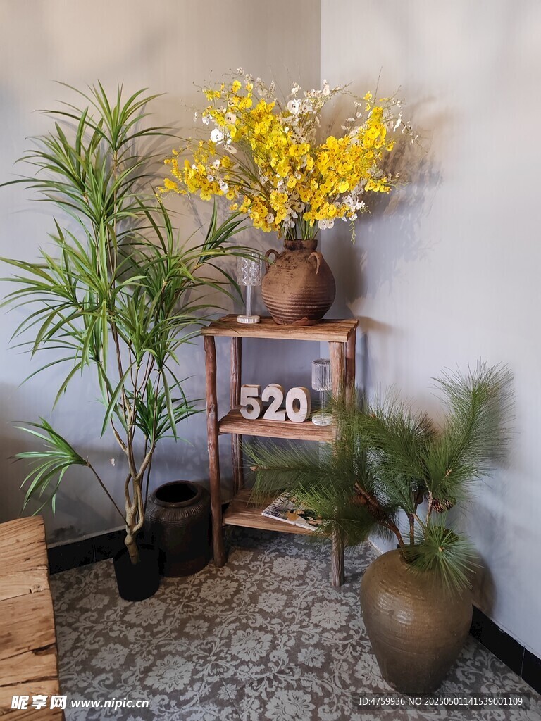 角落绿植装饰与价签展示