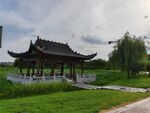 中式凉亭立于翠绿草地间