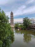 河畔古塔风景秀丽