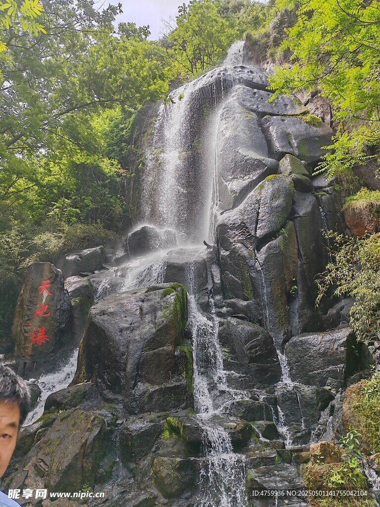 山间瀑布美景