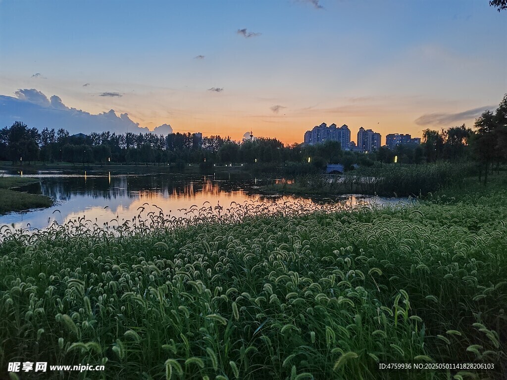湖畔黄昏美景